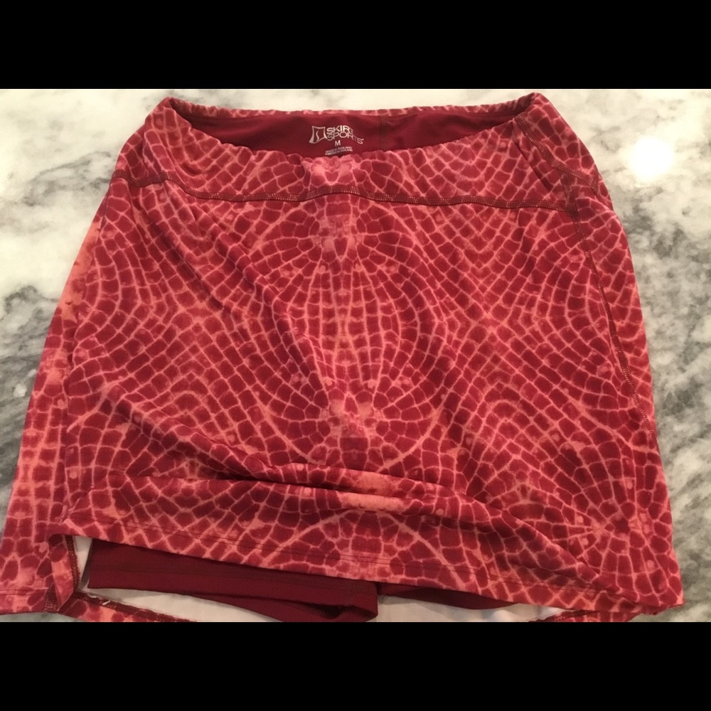 Skirt Sports active skort. L=16” W=13-16”.